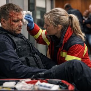 web-justizwachmeister-wird-mit-einer-verletzung-aerztlich-versorgt