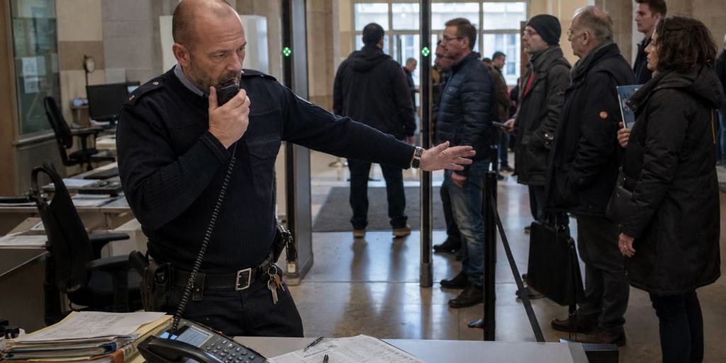web-justizwachtmeister-bei-einer-einlasskontrolle