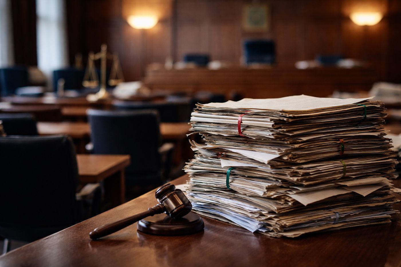 web-leerer-gerichtssaal-wegen-schlechter-bezahlung-von-juristen