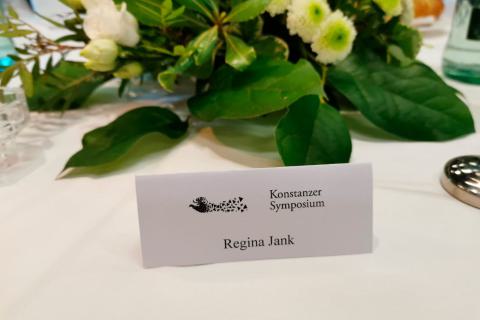 namensschild-regina-jank-mit-blumendeko