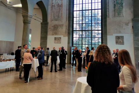 teilnehmer-in-einer-pause-im-foyer